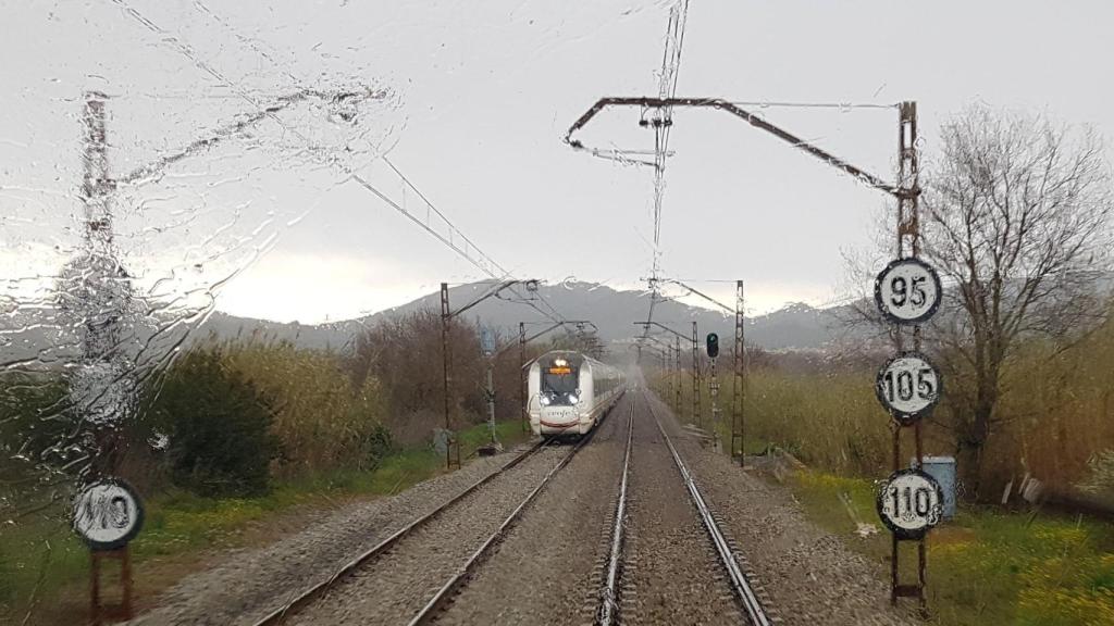 Un Rodalies circula en un día de lluvia por la DANA