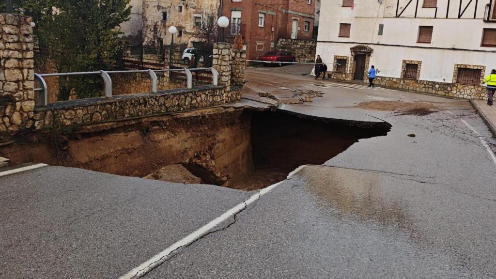 La DANA arrasó con el puente que conecta con Landete