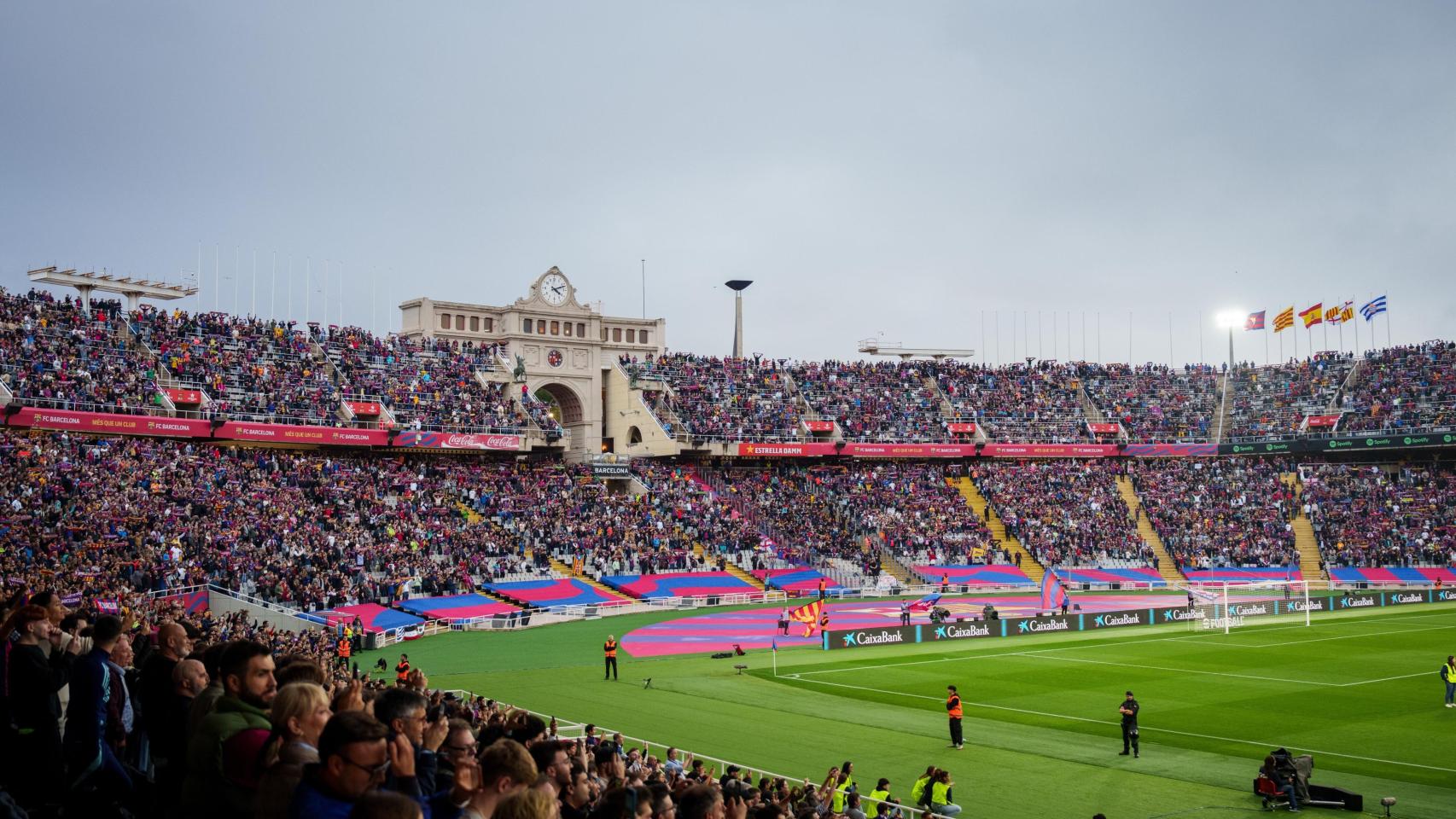 La afición del Barça, presente en el derbi contra el Espanyol en Montjuïc