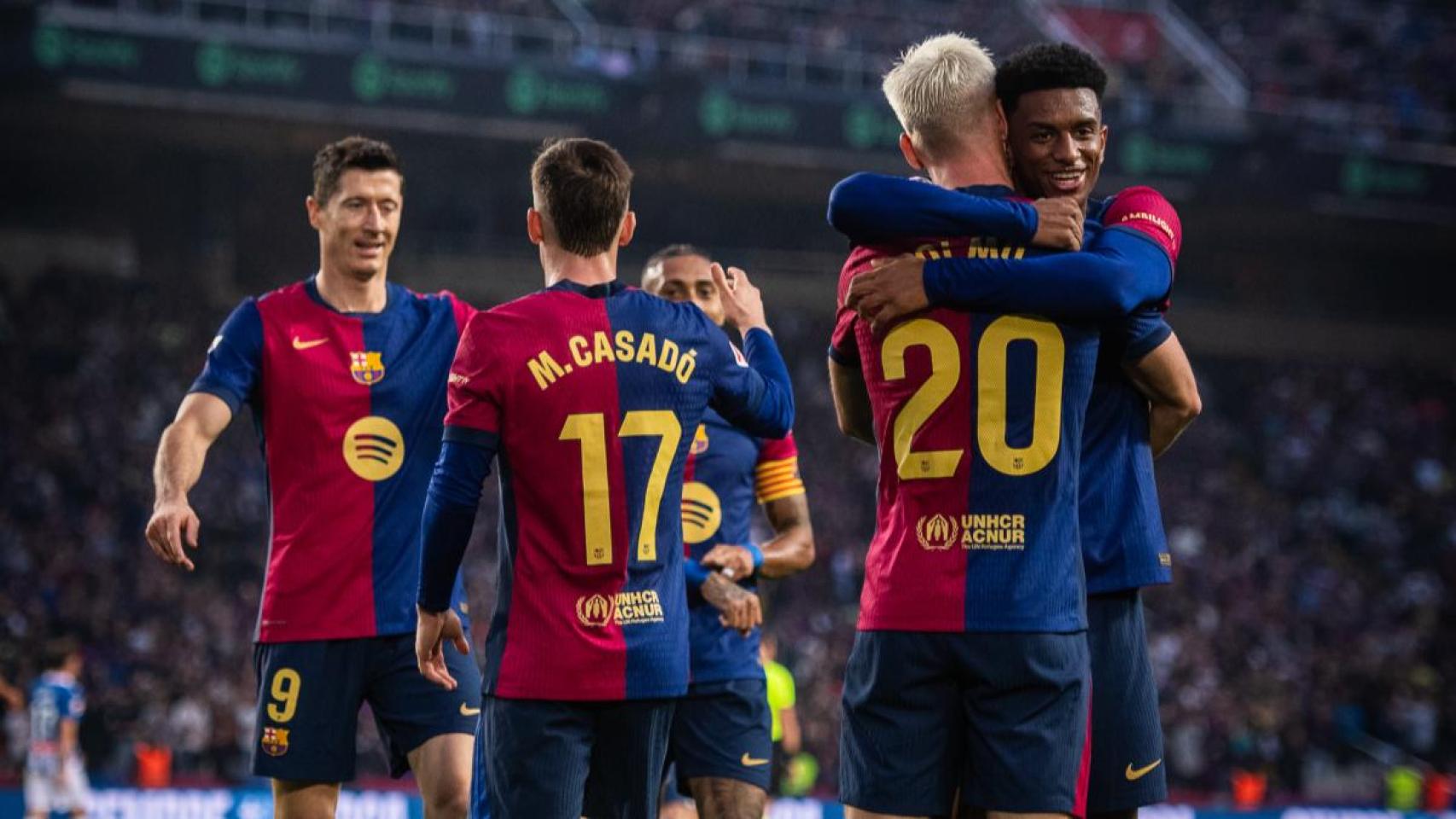 Alejandro Balde abraza a Dani Olmo tras asistirlo en el derbi contra el RCD Espanyol