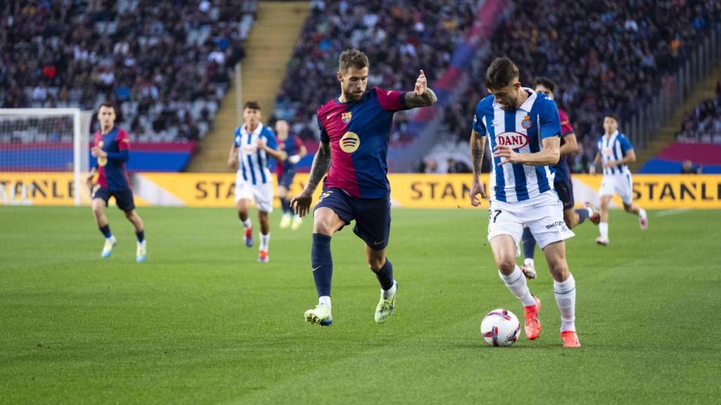 Iñigo Martínez presiona a un jugador del RCD Espanyol en el derbi