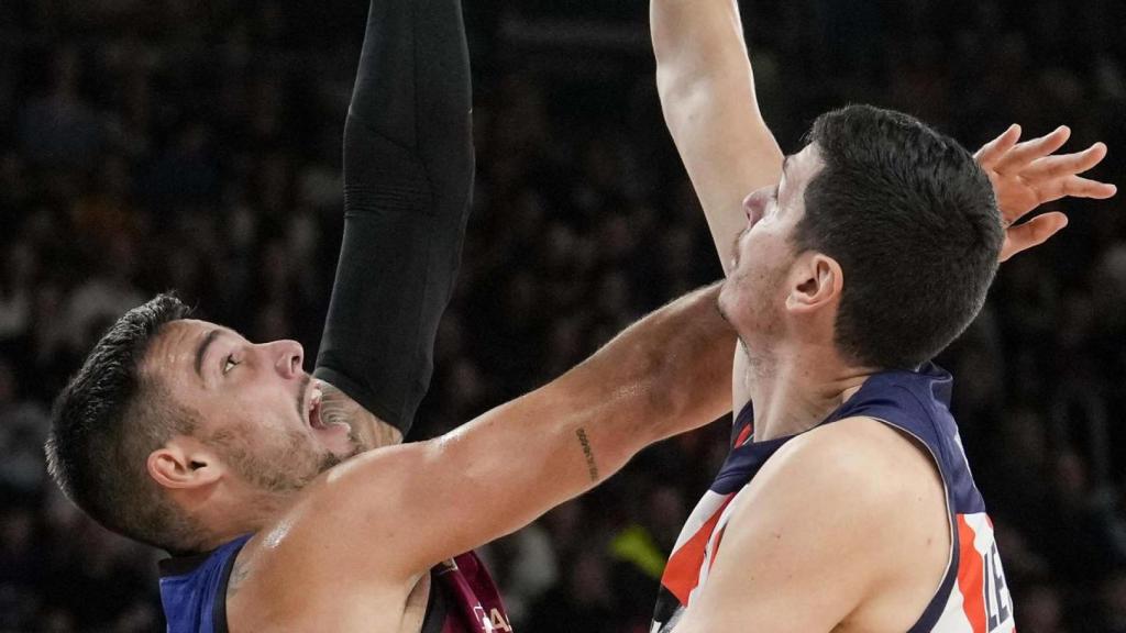 Willy Hernangómez y Font pugnan por el balón