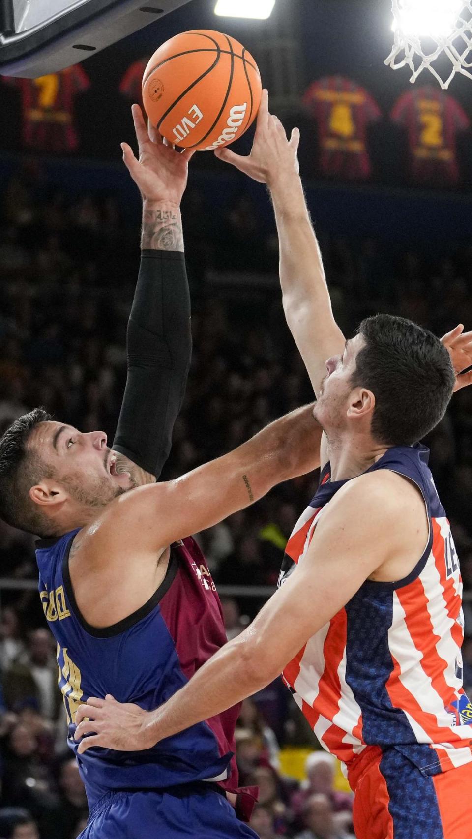 Willy Hernangómez y Font pugnan por el balón