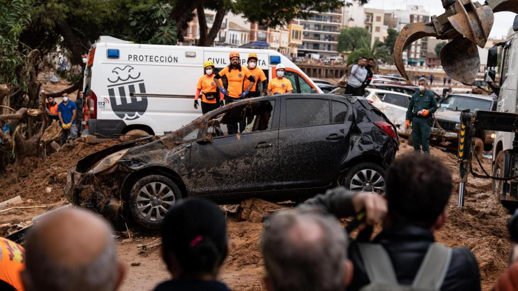 Búsqueda de víctimas en una zona afectada por la DANA, a 3 de noviembre de 2024, en Paiporta, Valencia