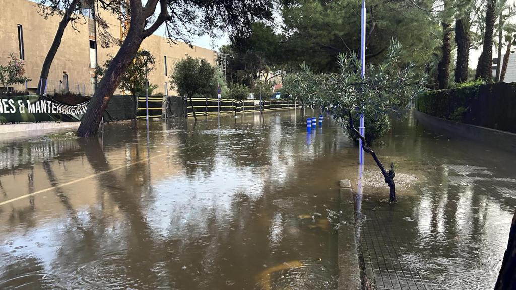 Una calle del barrio de Terramar de Sitges inundada por la DANA