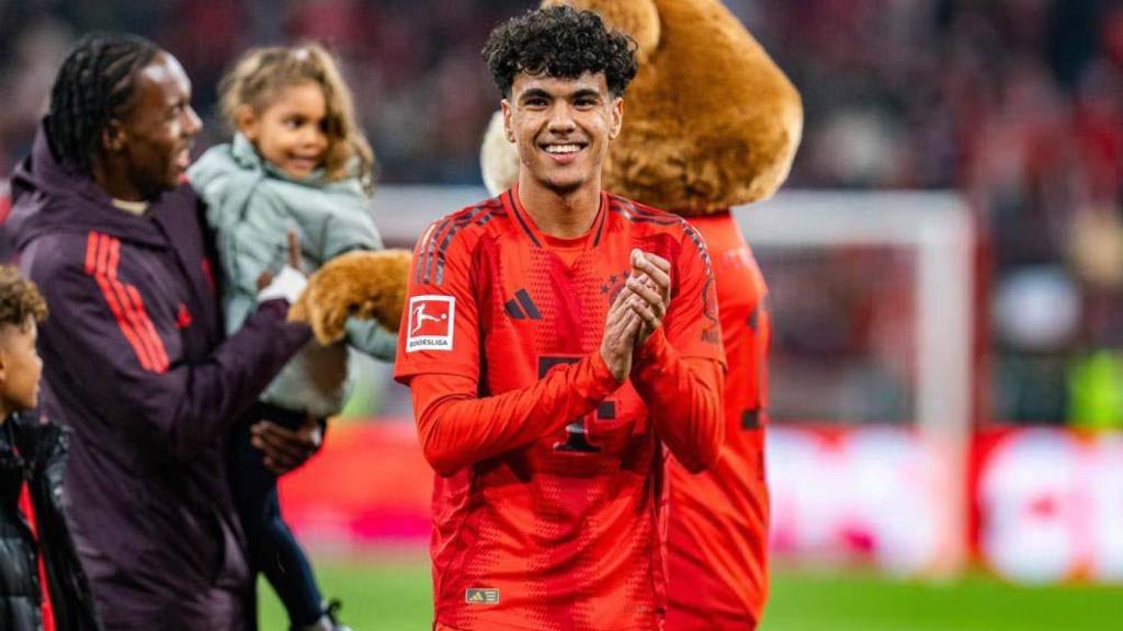 Adam Aznou celebra su debut con el primer equipo del Bayern