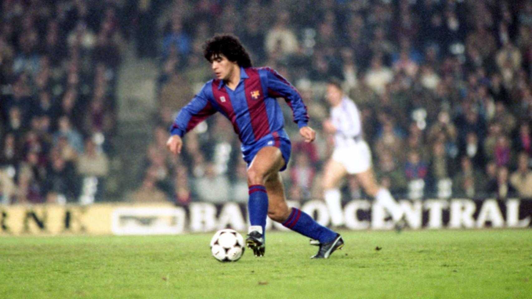 Maradona, en un partido con el Barça