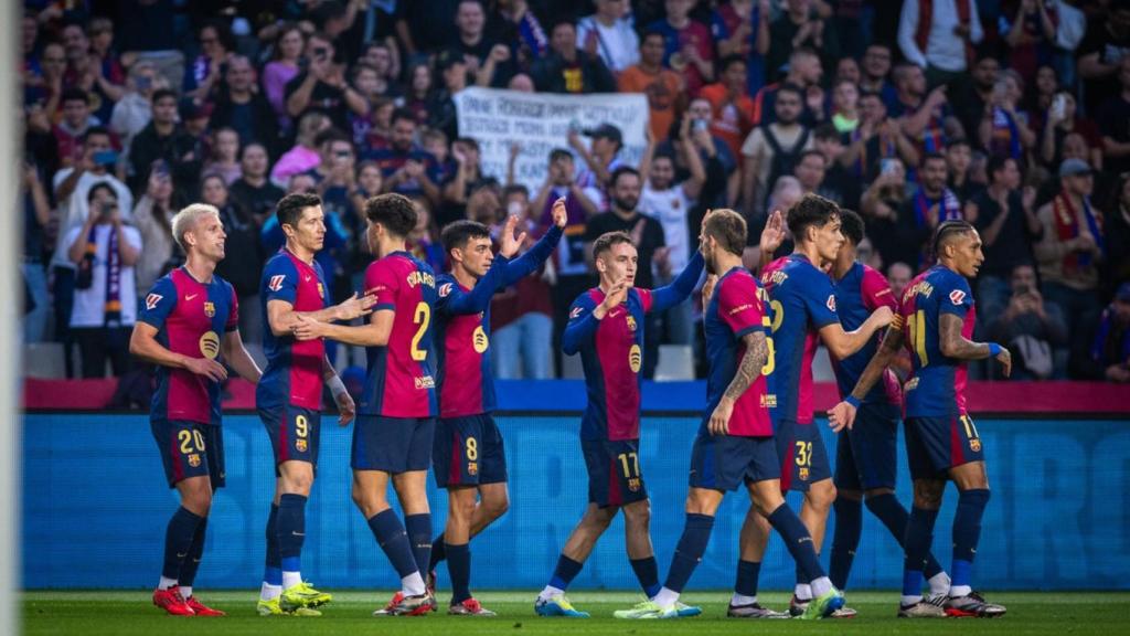 Los jugadores del Barça festejan en Montjuïc la victoria contra el Espanyol