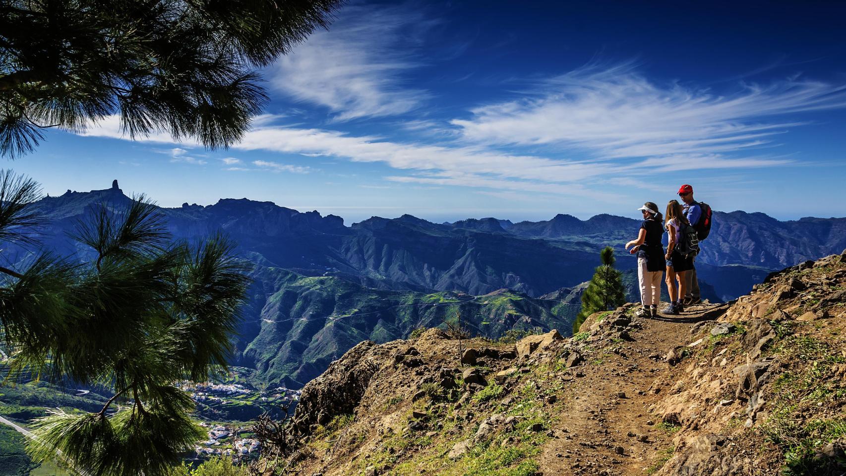 Dos senderistas en la cumbre de la isla de Gran Canaria