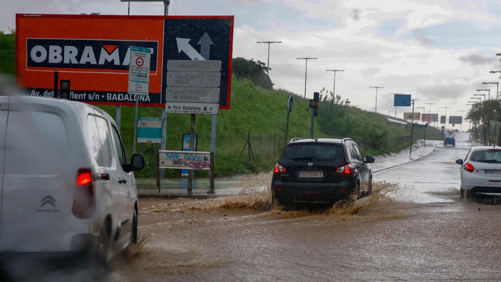 Un coche, atravesando un charco en plena DANA