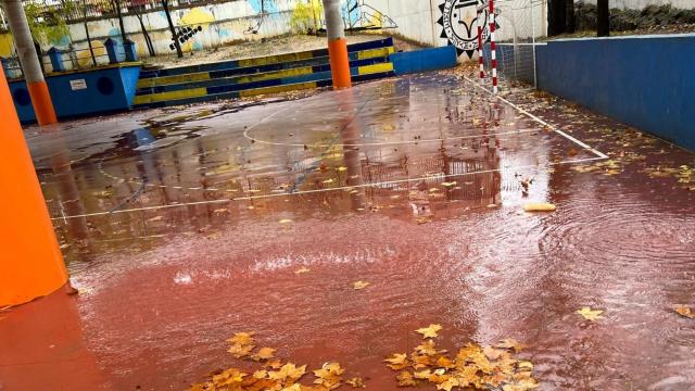 Lluvia en el patio de un colegio