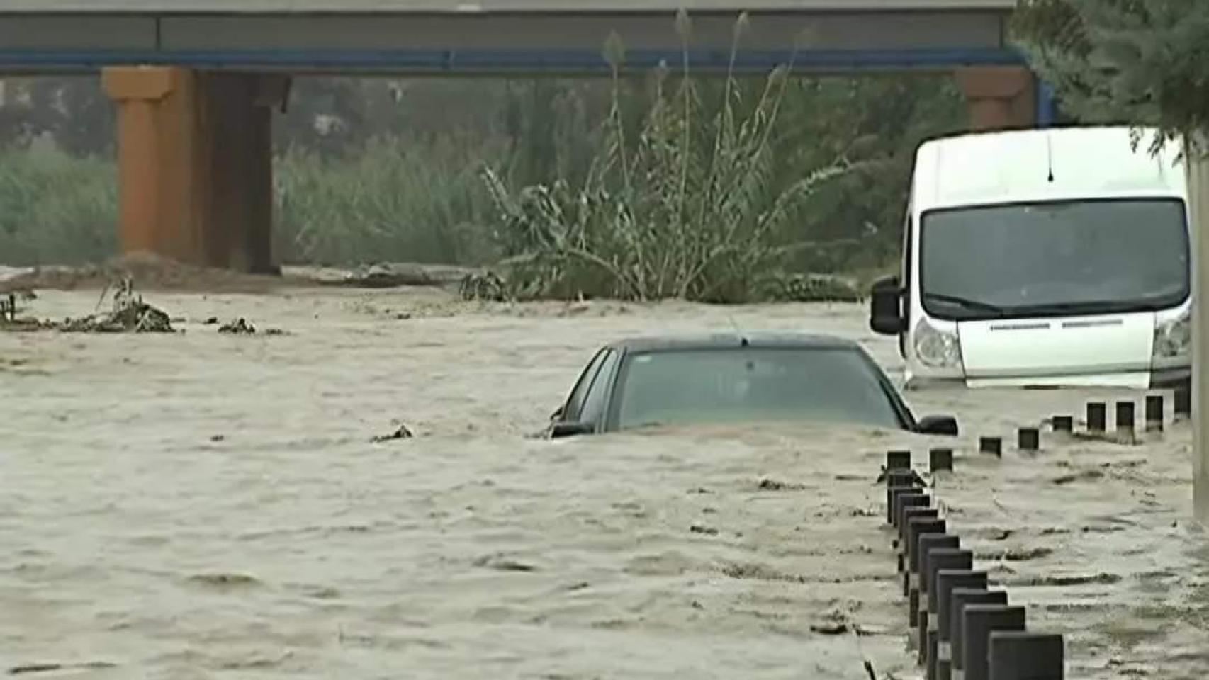 Un coche inundado en la C-32 tras el paso de la DANA