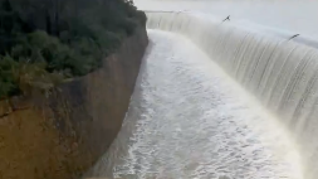 El pantano de Foix empieza a desbordarse