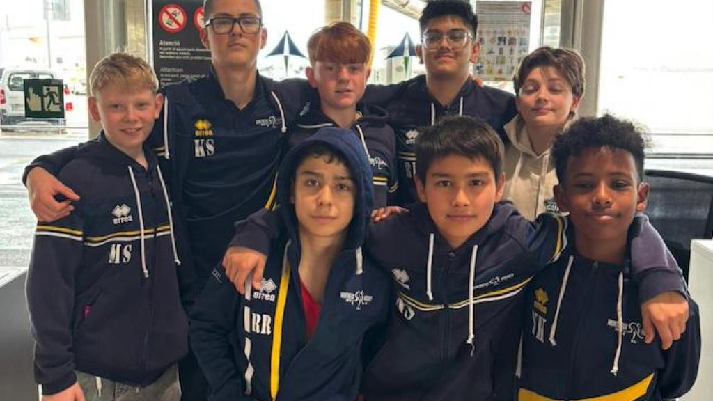 Imagen de los jugadores del HC Montreux en el aeropuerto de Barcelona