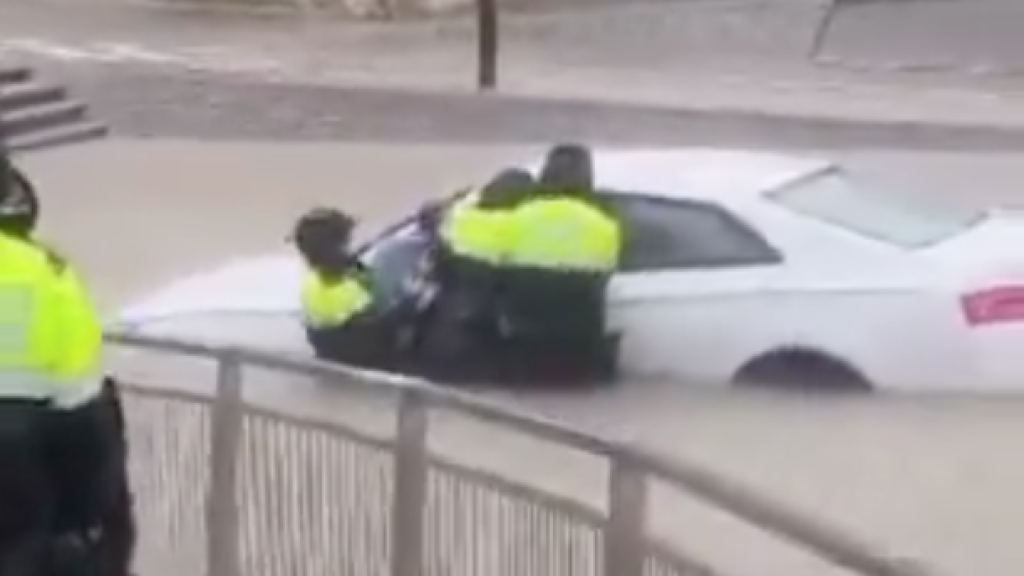 Mossos rescatando a un hombre por las inundaciones cerca de Barcelona