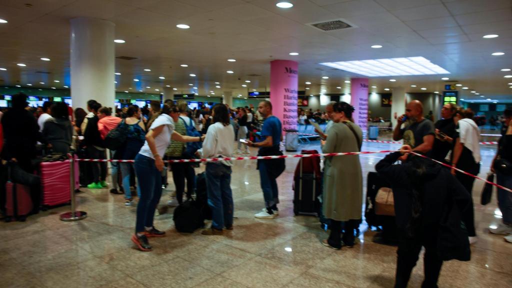 Decenas de personas en el aeropuerto de Barcelona este lunes