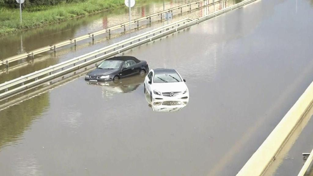 Dos coches atrapados en la C-32 por la inundación que ha causado la DANA