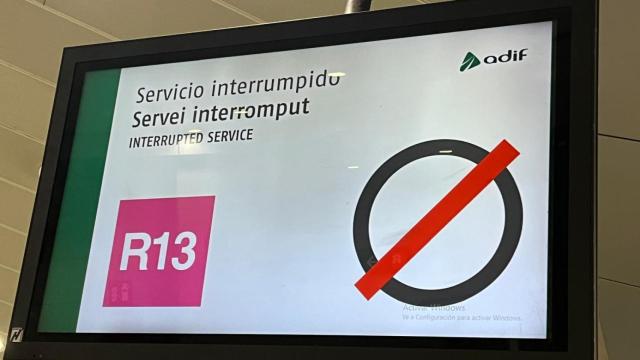 Panel de Rodalies anunciando la suspensión de la circulación de trenes de la línea R13