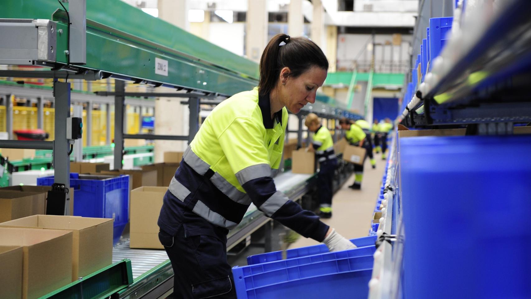 Una trabajadora en una fábrica