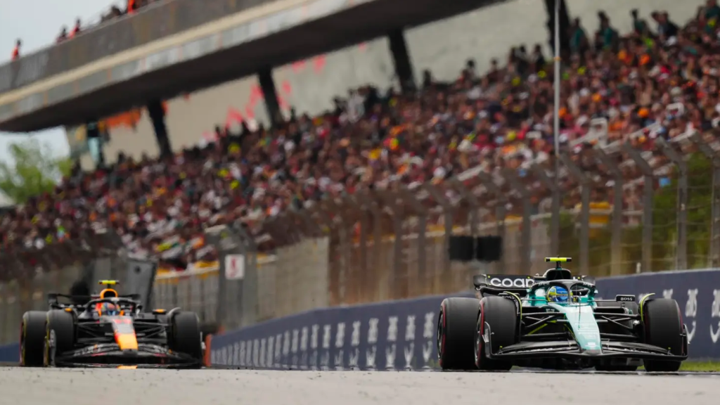 Imagen de dos vehículos de F1 en el Circuit de Barcelona-Catalunya