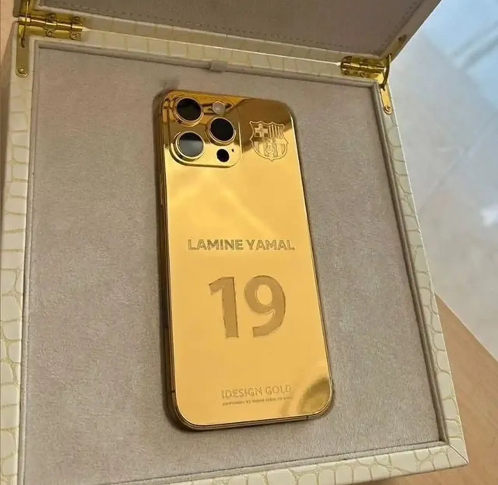 El iPhone de Oro que ha regalado Raphinha a Lamine Yamal