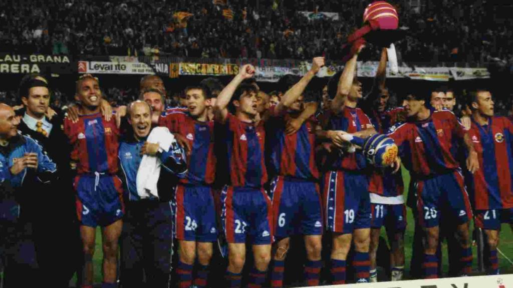 El Barça de Louis van Gaal celebra la conquista de la Copa del Rey 97-98