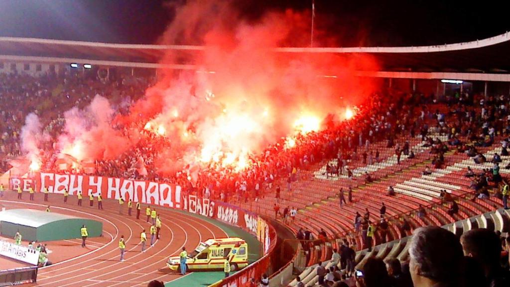 Ultras del Estrella Roja encienden bengalas