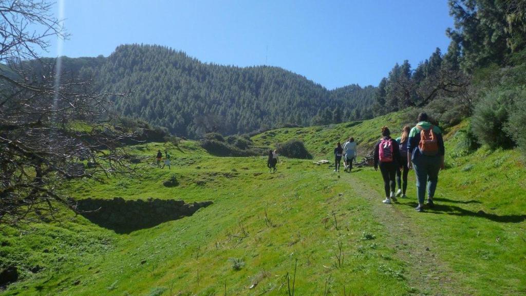 Senderistas recorren una ruta cerca del municipio de Valleseco