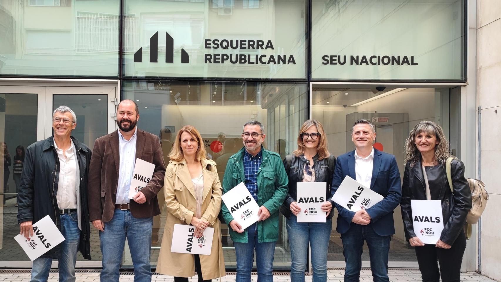 Helena Solà (3i), junto a Alfred Bosch (4i) y otros miembros de Foc Nou presentan los avales de su candidatura en la sede nacional de ERC