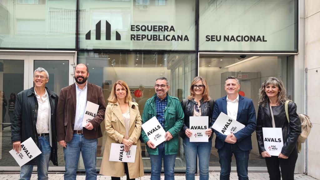 Helena Solà (3i), junto a Alfred Bosch (4i) y otros miembros de Foc Nou presentan los avales de su candidatura