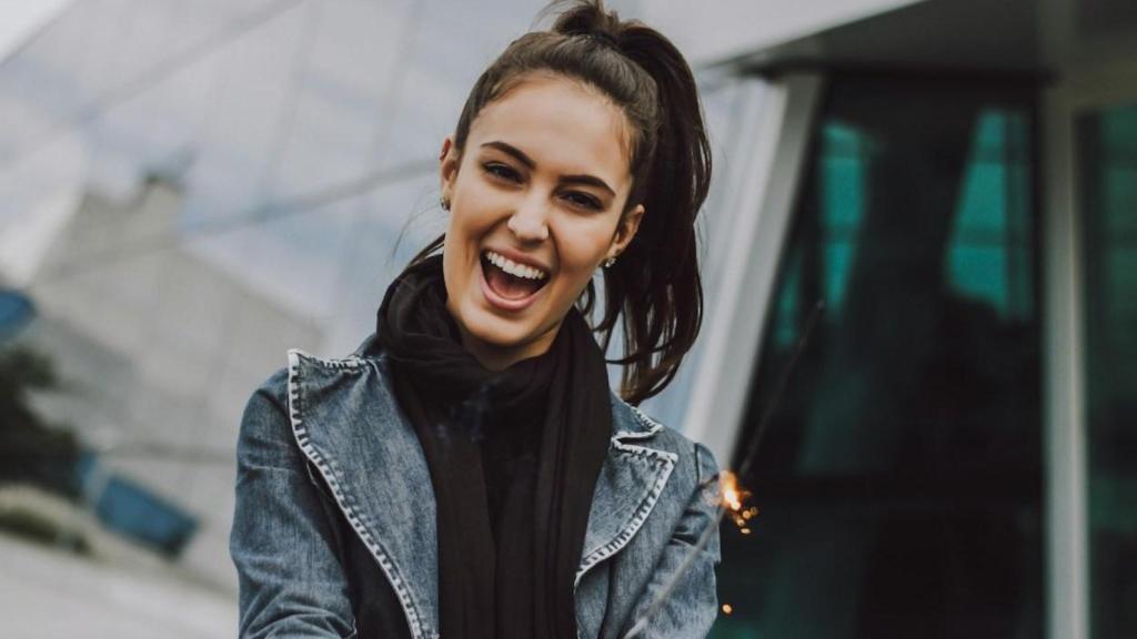 Mujer con una gran sonrisa