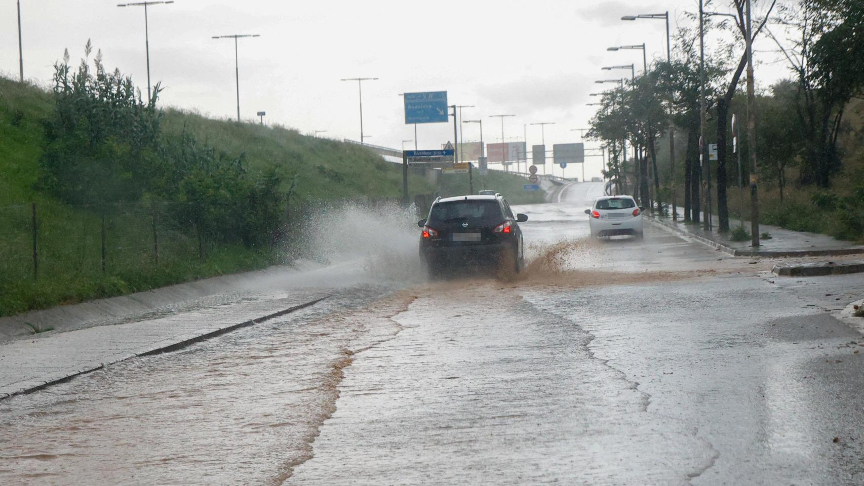 Una calle en Badalona, inundada por la DANA