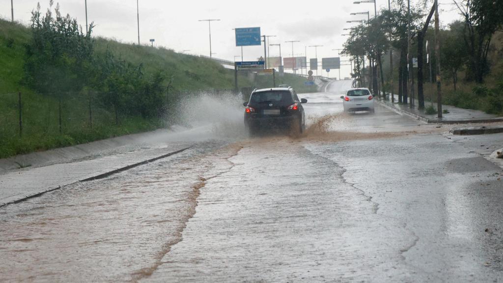 Una calle en Badalona, inundada por la DANA este lunes