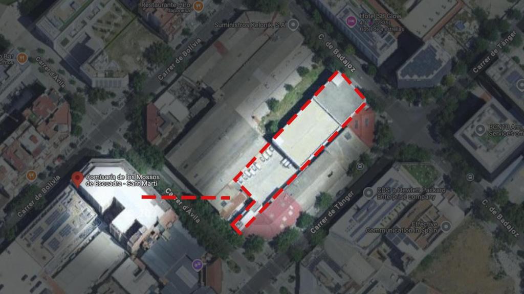 Visión aérea de la comisaría actual (izq.) y del aparcamiento que acogerá el complejo provisional