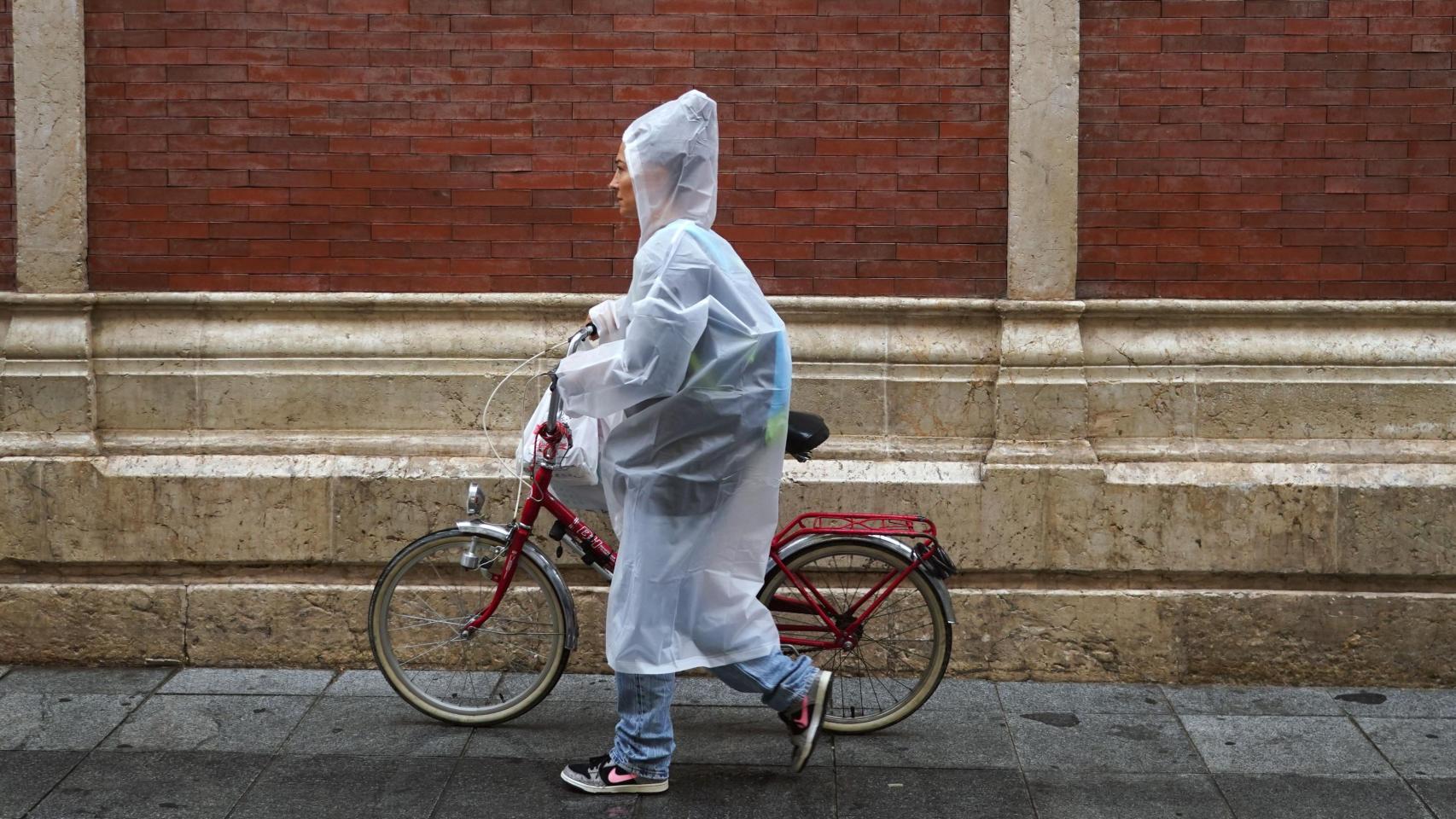 Imagen de una mujer caminando bajo la lluvia