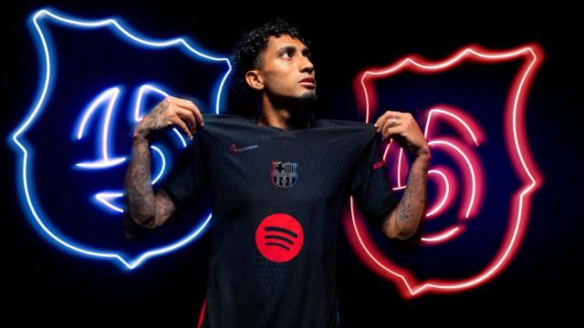 Raphinha luce la segunda equipación del Barça 2024-25