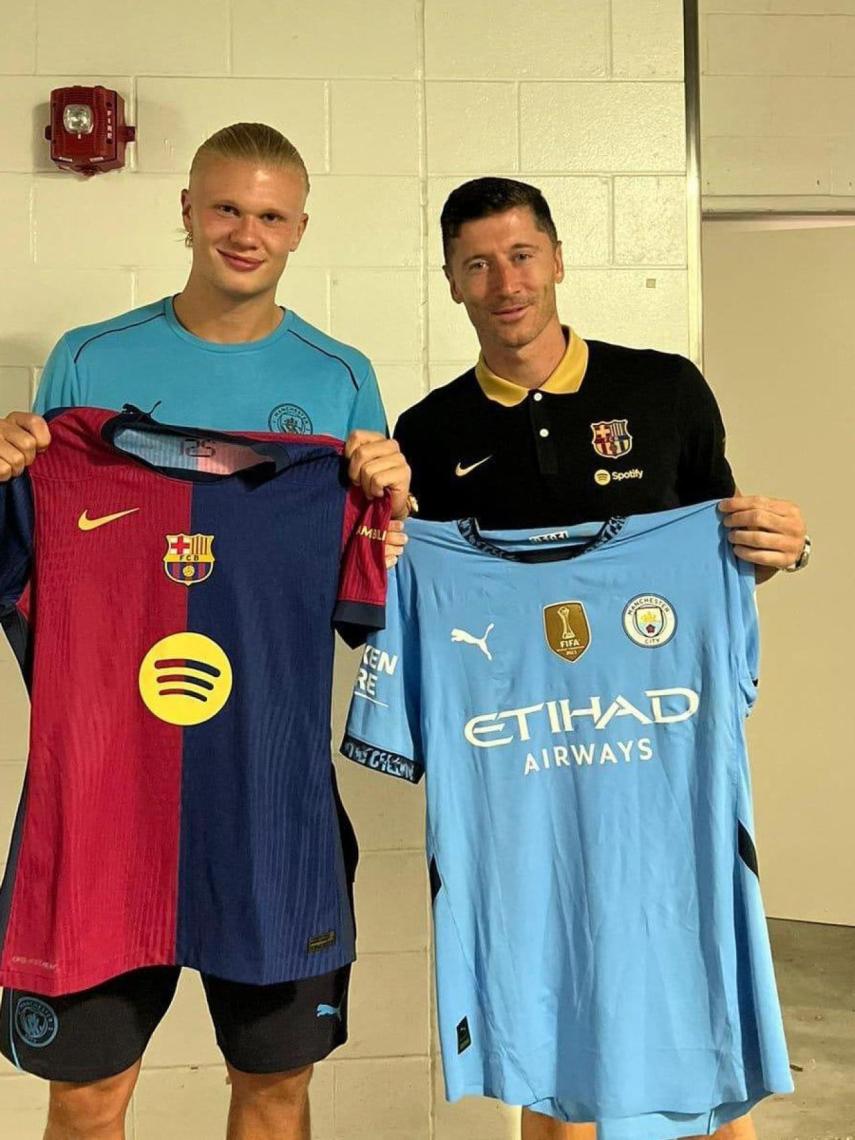 Haaland y Lewandowski intercambian las camisetas del Barça y el Manchester City