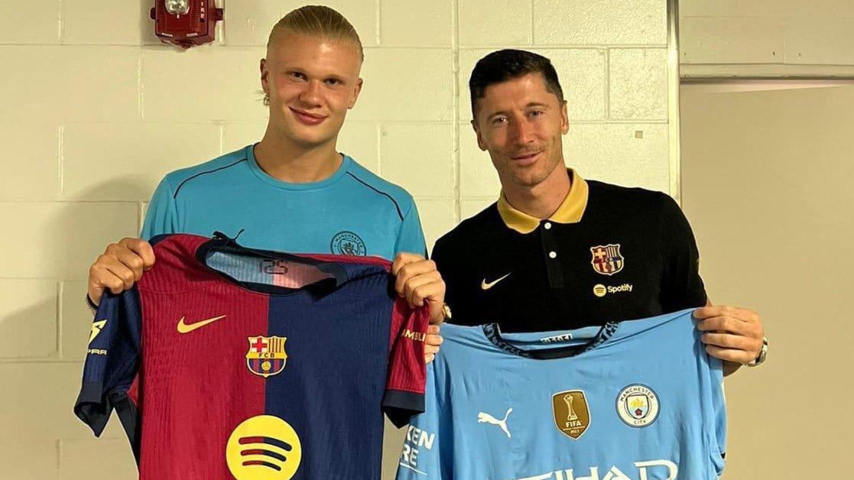 Haaland y Lewandowski intercambian las camisetas del Barça y el Manchester City