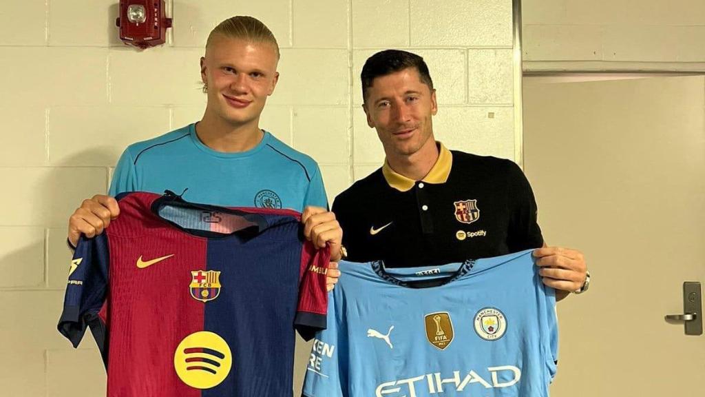 Haaland y Lewandowski intercambian las camisetas del Barça y el Manchester City