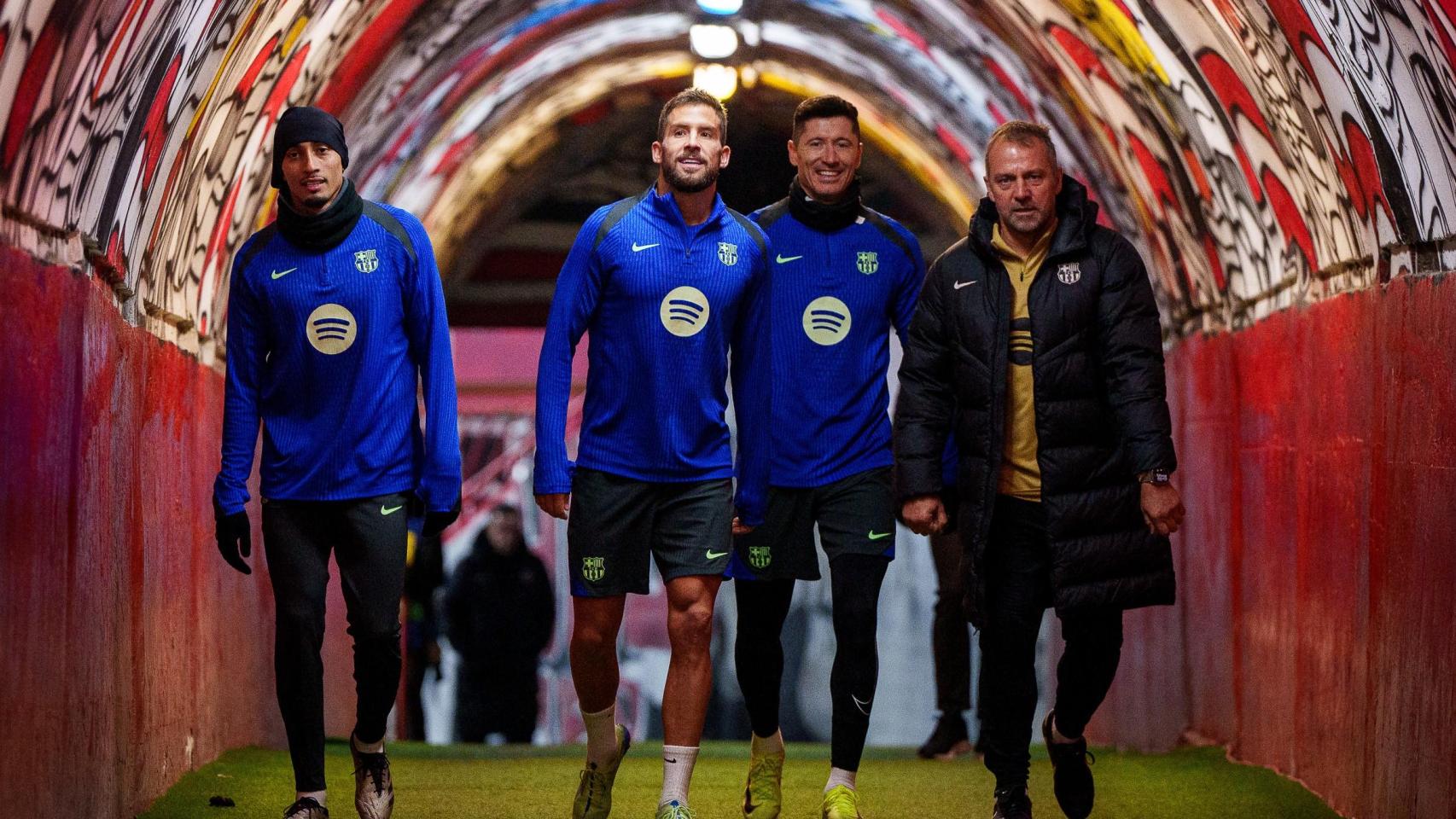 Flick junto a Iñigo, Lewandowski y Raphinha en el túnel de vestuarios del Estrella Roja