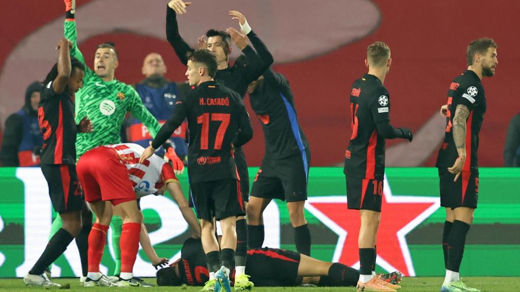 Pau Cubarsí se queda dolorido en el terreno de juego, en el Estrella Roja-Barça