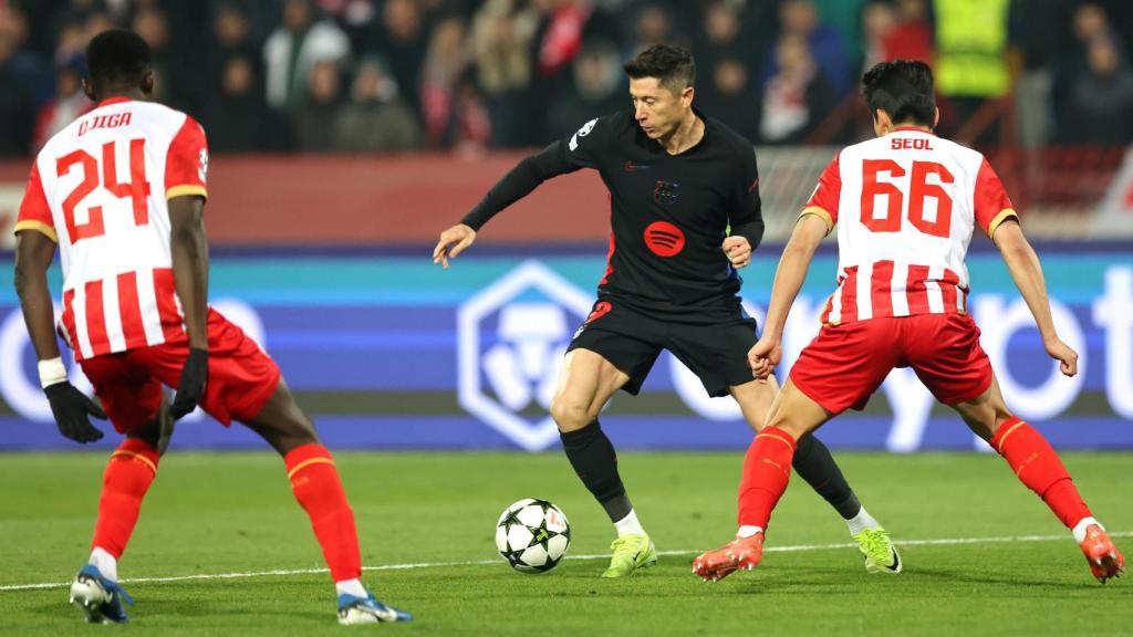 Lewandowski intenta superar a dos jugadores del Estrella Roja