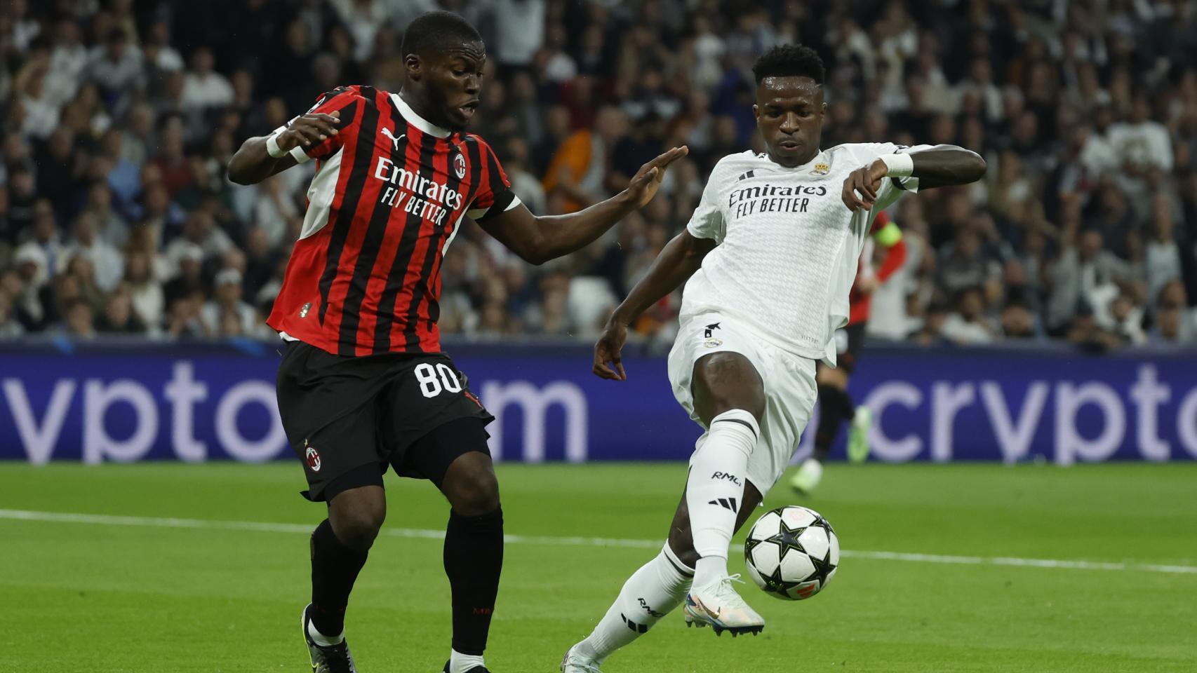 Vinicius controla el balón ante la marca de Yunus Musah