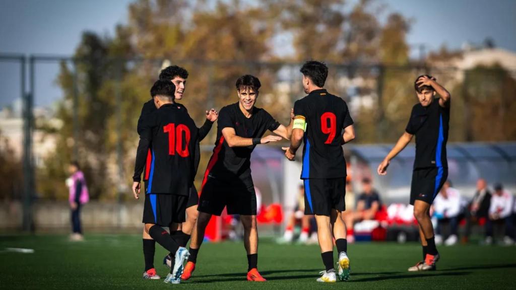 Hugo Alba, con el dorsal '9', festeja el gol anotado contra el Estrella Roja