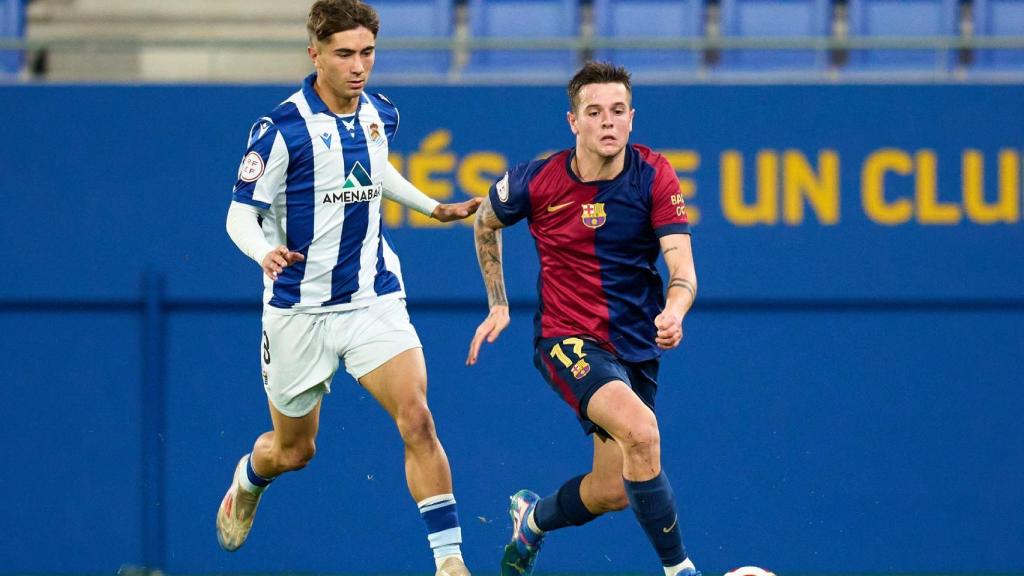 Rubén López disputa el balón contra un jugador de la Real Sociedad B