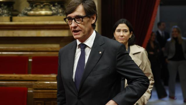 El presidente de la Generalitat de Cataluña, Salvador Illa, y la 'consellera' de Interior, Núria Parlon, en el Parlament el 6 de noviembre de 2024