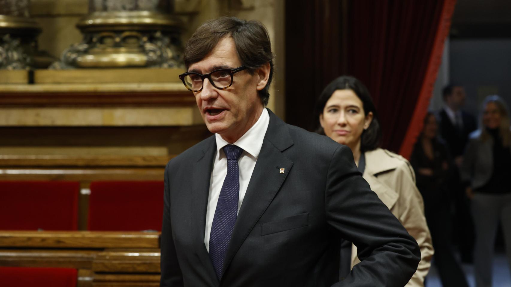 El presidente de la Generalitat de Cataluña, Salvador Illa, y la 'consellera' de Interior, Núria Parlon, en el Parlament el 6 de noviembre de 2024