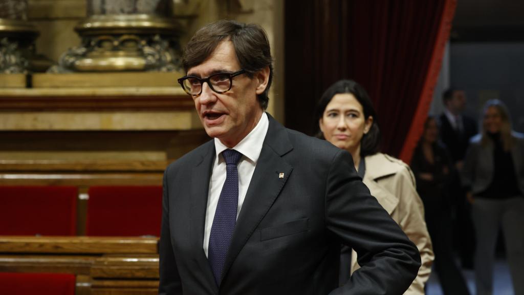 El presidente de la Generalitat de Cataluña, Salvador Illa, y la 'consellera' de Interior, Núria Parlon, en el Parlament el 6 de noviembre de 2024