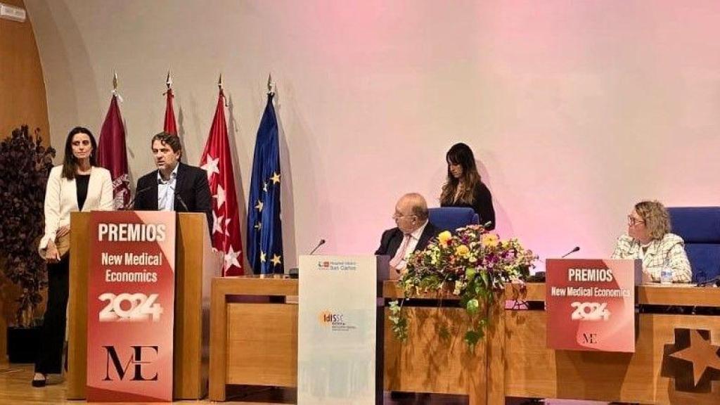 Un momento de la intervención del doctor Javier Arcos y Marta del Olmo tras recibir el reconocimiento