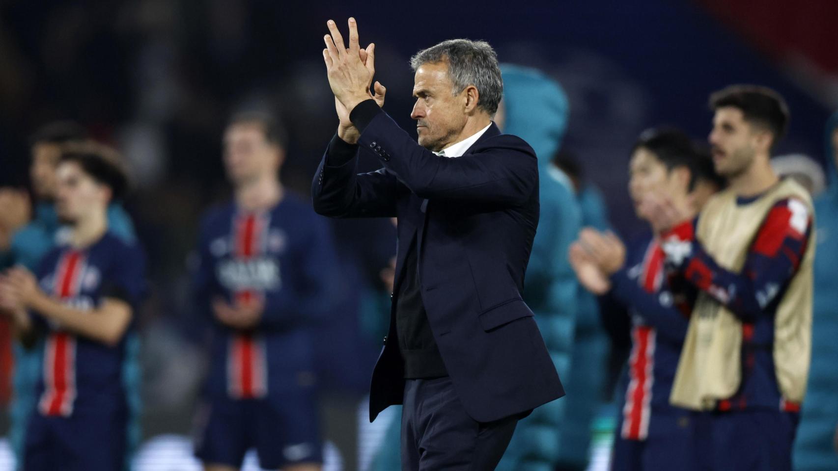 Luis Enrique y los jugadores aplauden a la afición del PSG tras perder contra el Atlético de Madrid